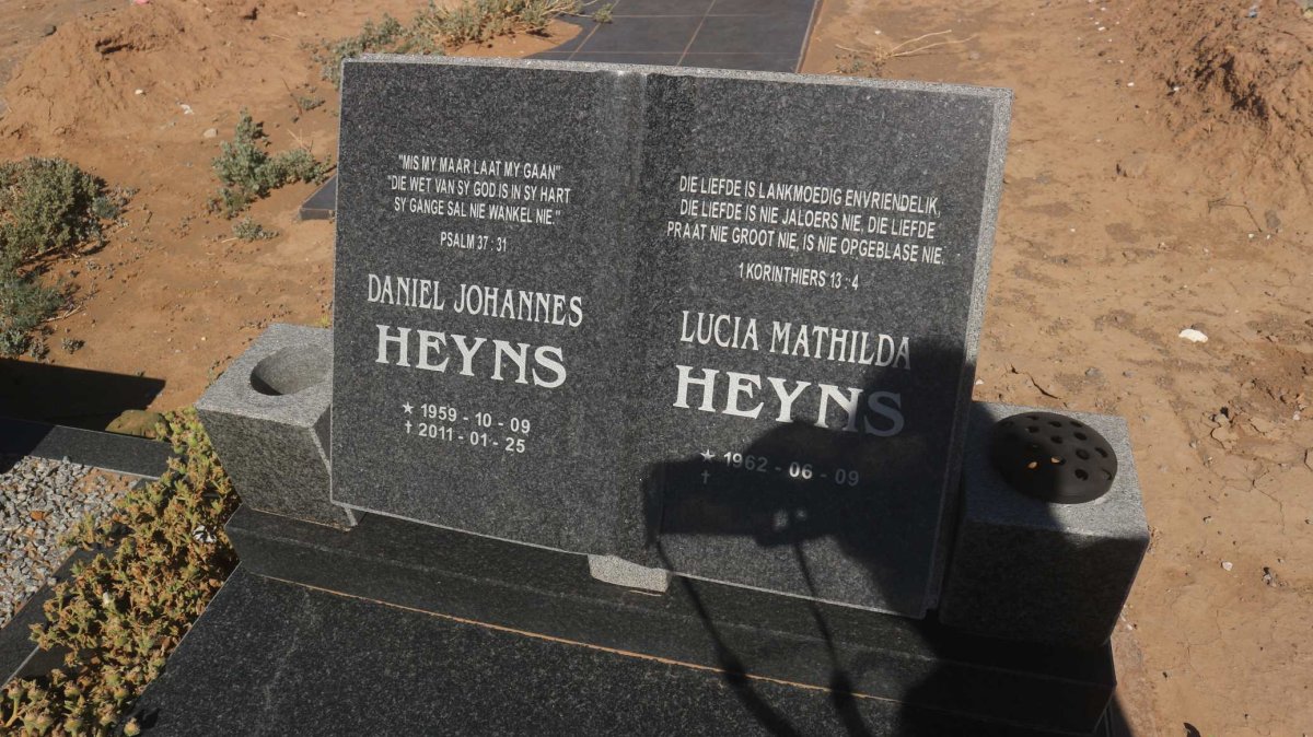 HEYNS Daniel Johannes 1959-2011 &amp; Lucia Mathilda 1962-