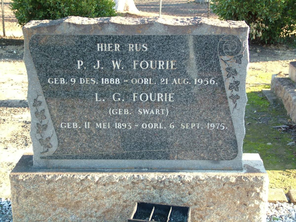 FOURIE P.J.W. 1888-1956 &amp; L.G. SWART 1893-1975 :: FOURIE S.H.P. 1927-2000