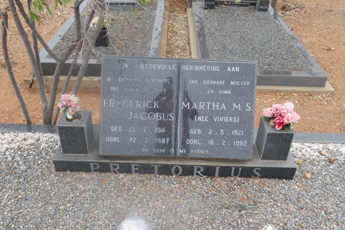PRETORIUS Frederick Jacobus 1911-1987 &amp; Martha M.S. VIVIERS 1921-1992
