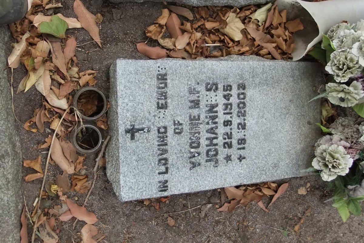 JOHANNES Yvonne M.F. 1945-2002