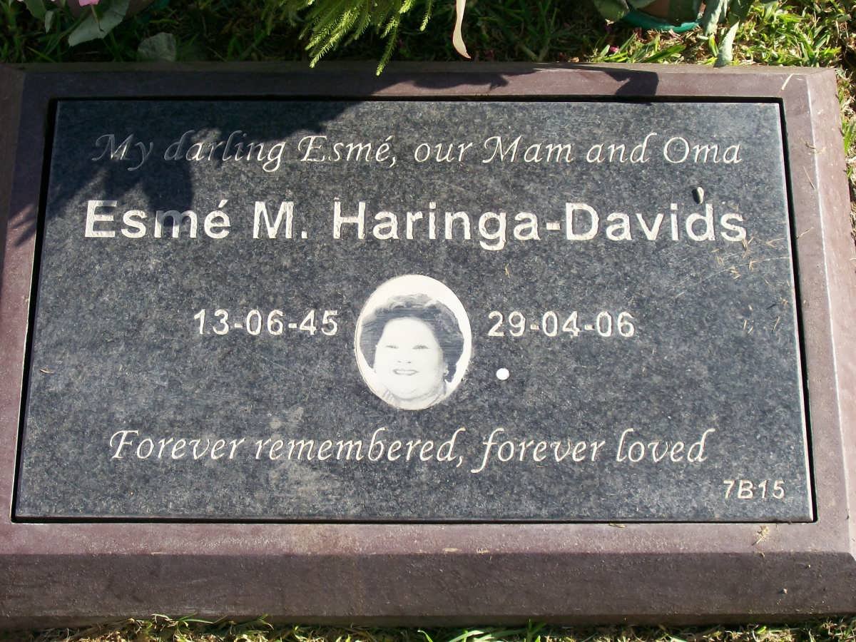 DAVIDS Esmé M., Haringa 1945-2006