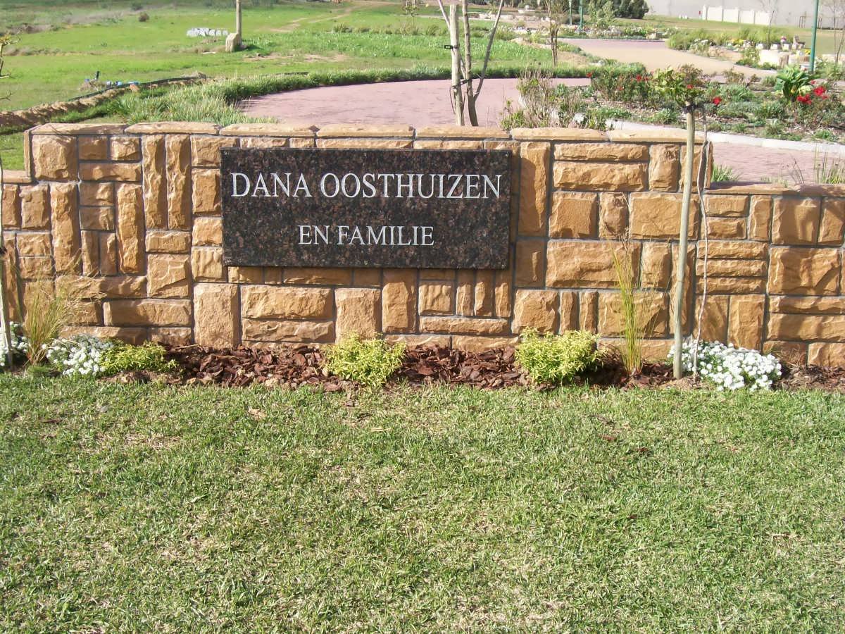 OOSTHUIZEN Dana and family