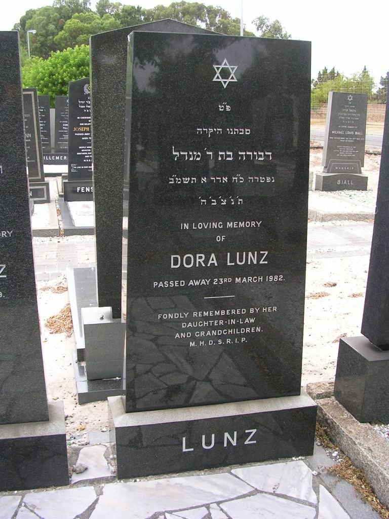 LUNZ Dora -1982