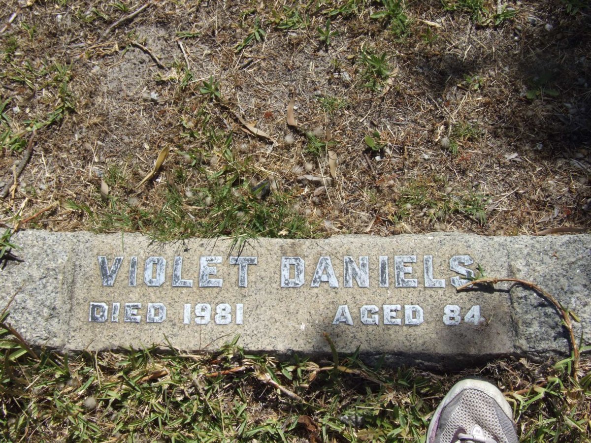 DANIELS Violet -1981