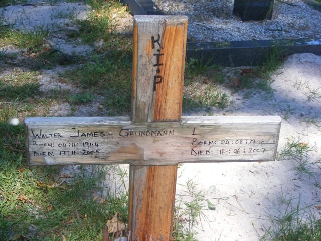 GRUNDMANN Walter James 1944-2005 &amp; L. 1938-2007