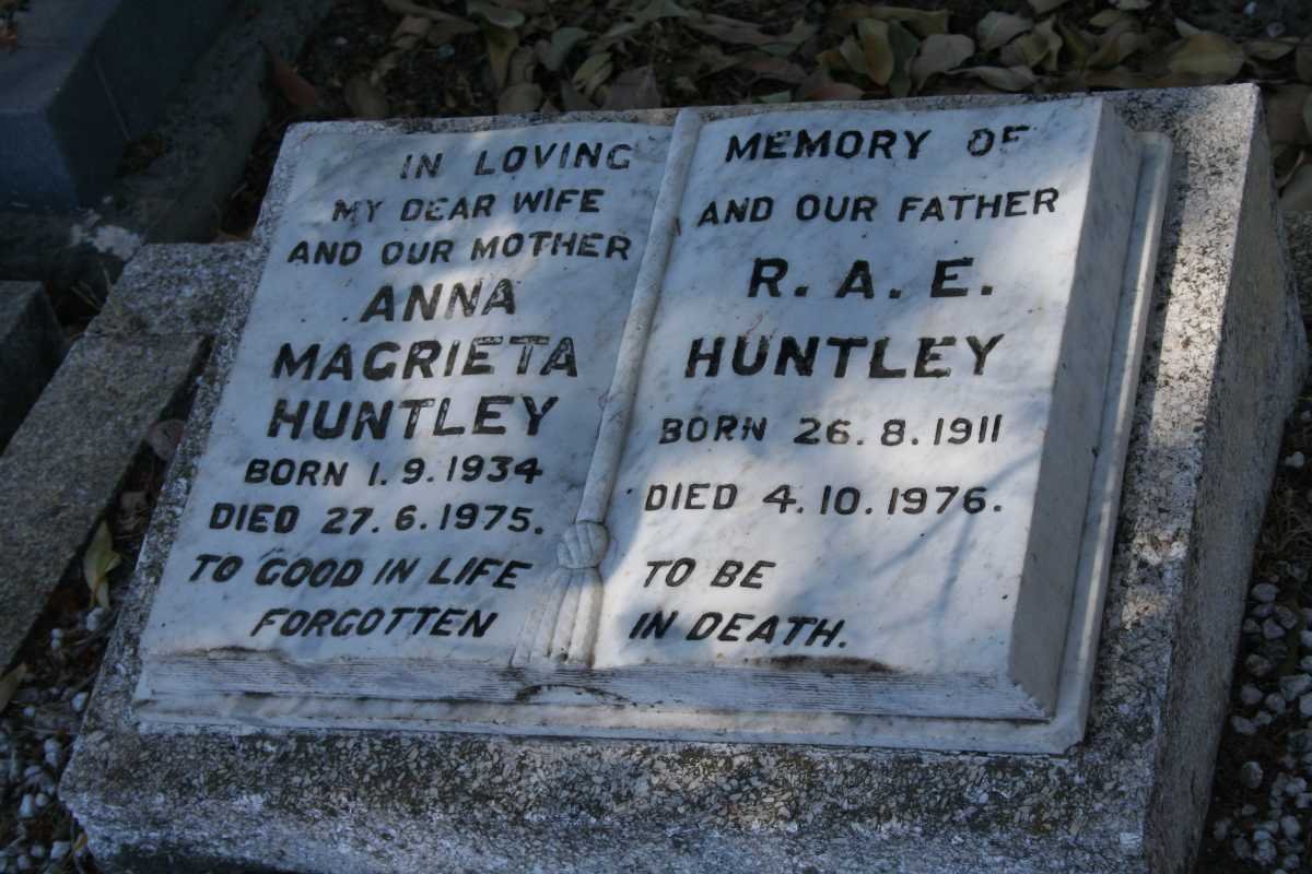 HUNTLEY R.A.E. 1911-1976 &amp; Anna Magrieta 1934-1975