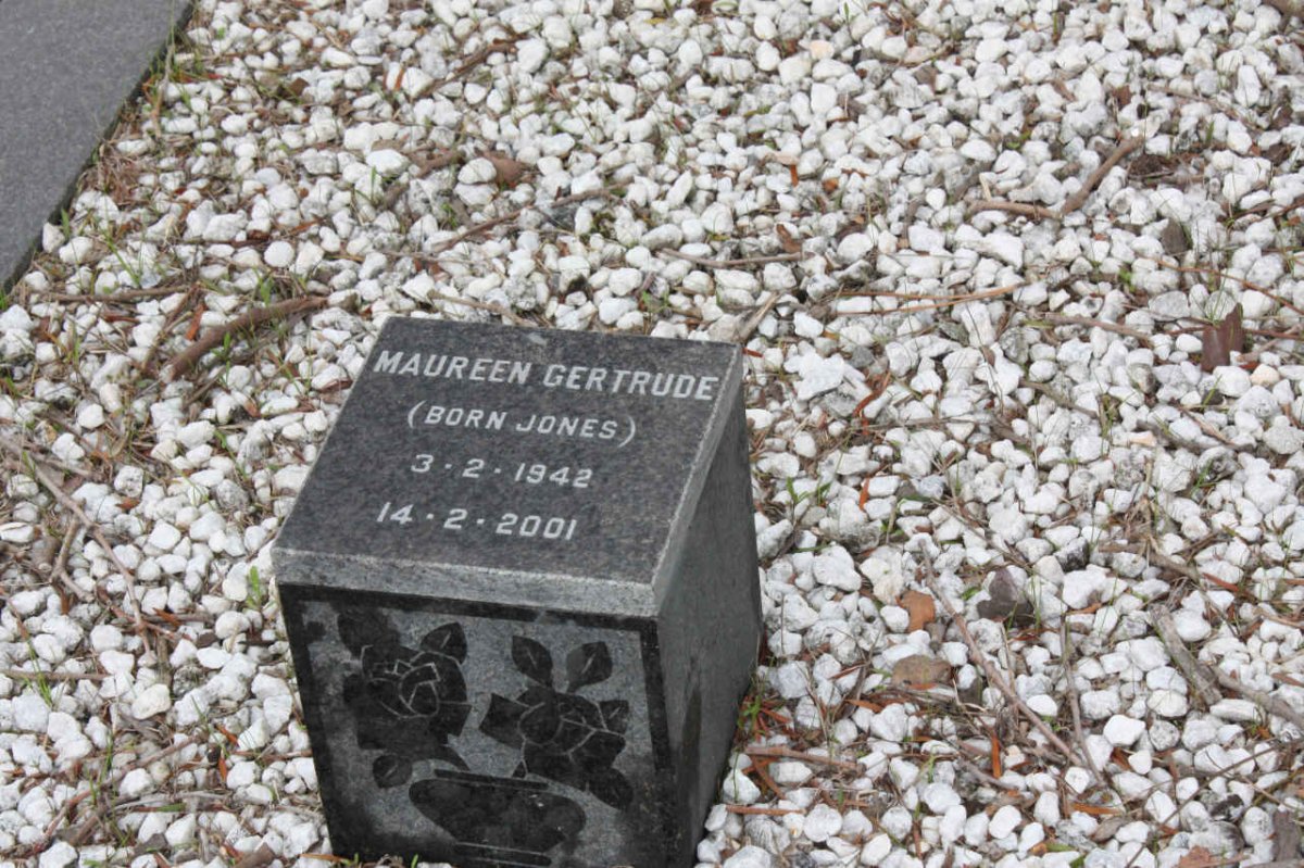 JONES Maureen Gertrude 1942-2001