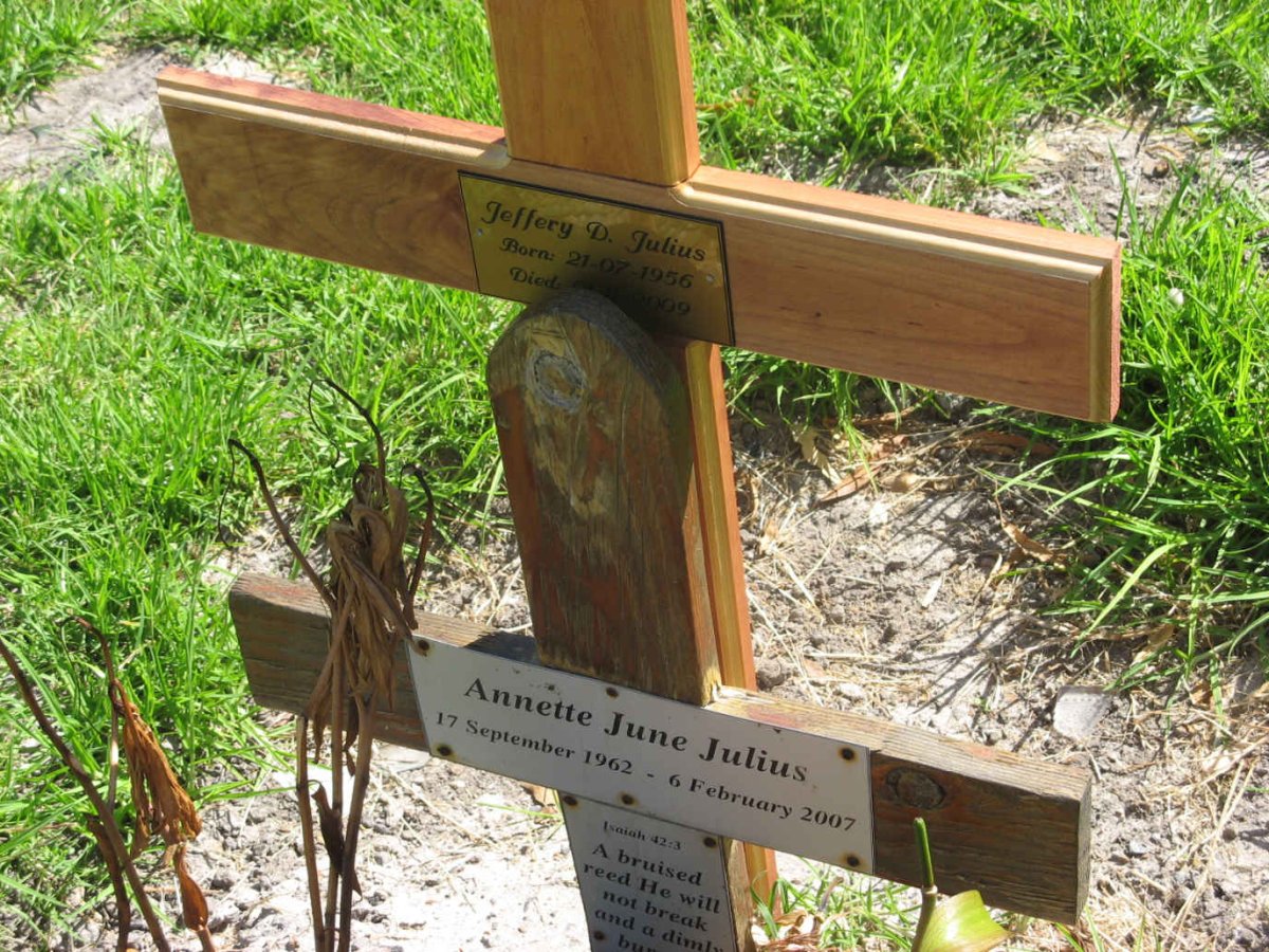 JULIUS Jeffery D. 1956-2009 &amp; Annette June 1962-2007