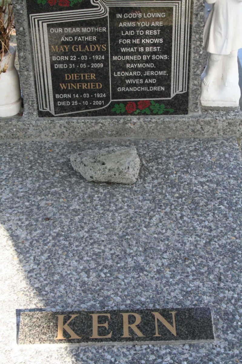 KERN Dieter Winfried 1924-2001 &amp; May Gladys 1924-2009