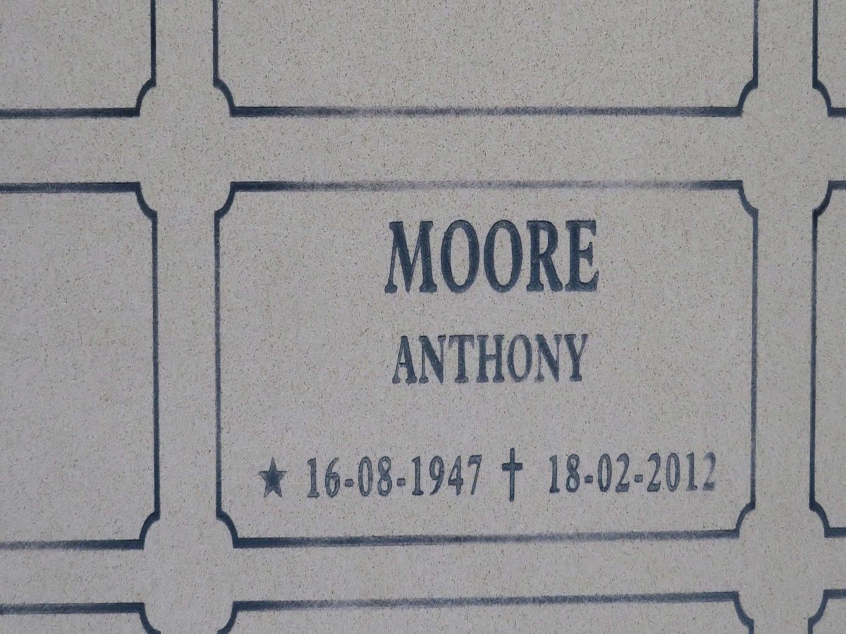 MOORE Anthony 1947-2012
