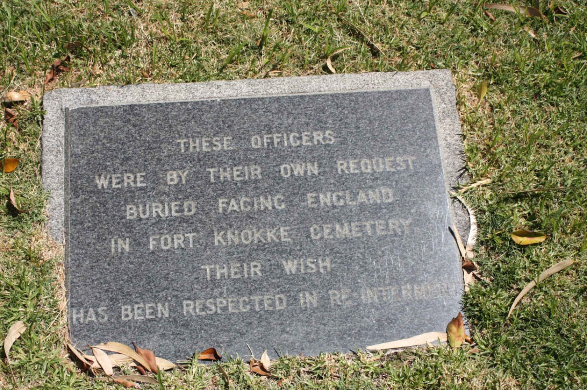 1. PLAQUE English soldiers buried facing England at Fort Knokke
