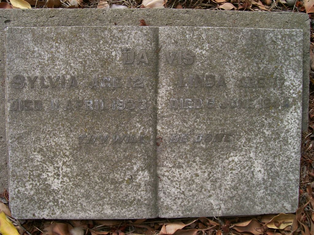 DAVIS Sylvia -1933 :: DAVIS Linda -1944