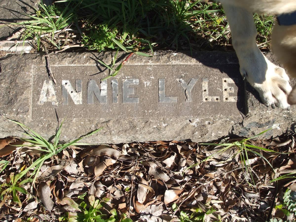 LYLE Annie
