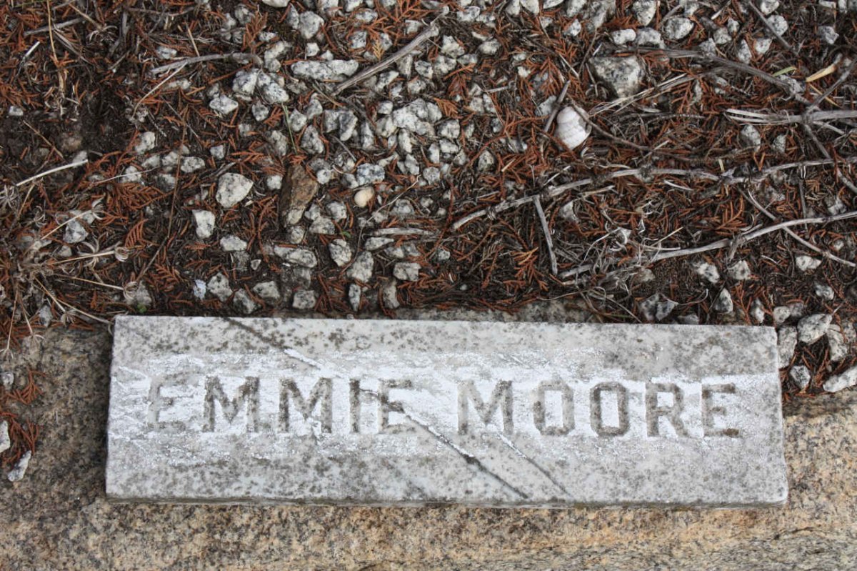 MOORE Emmie