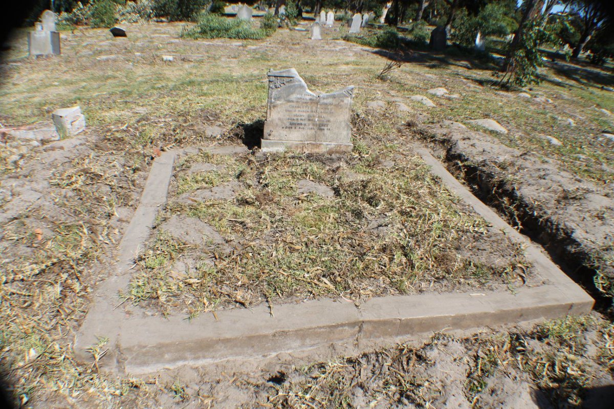 2. Overview on the grave after the cleanup