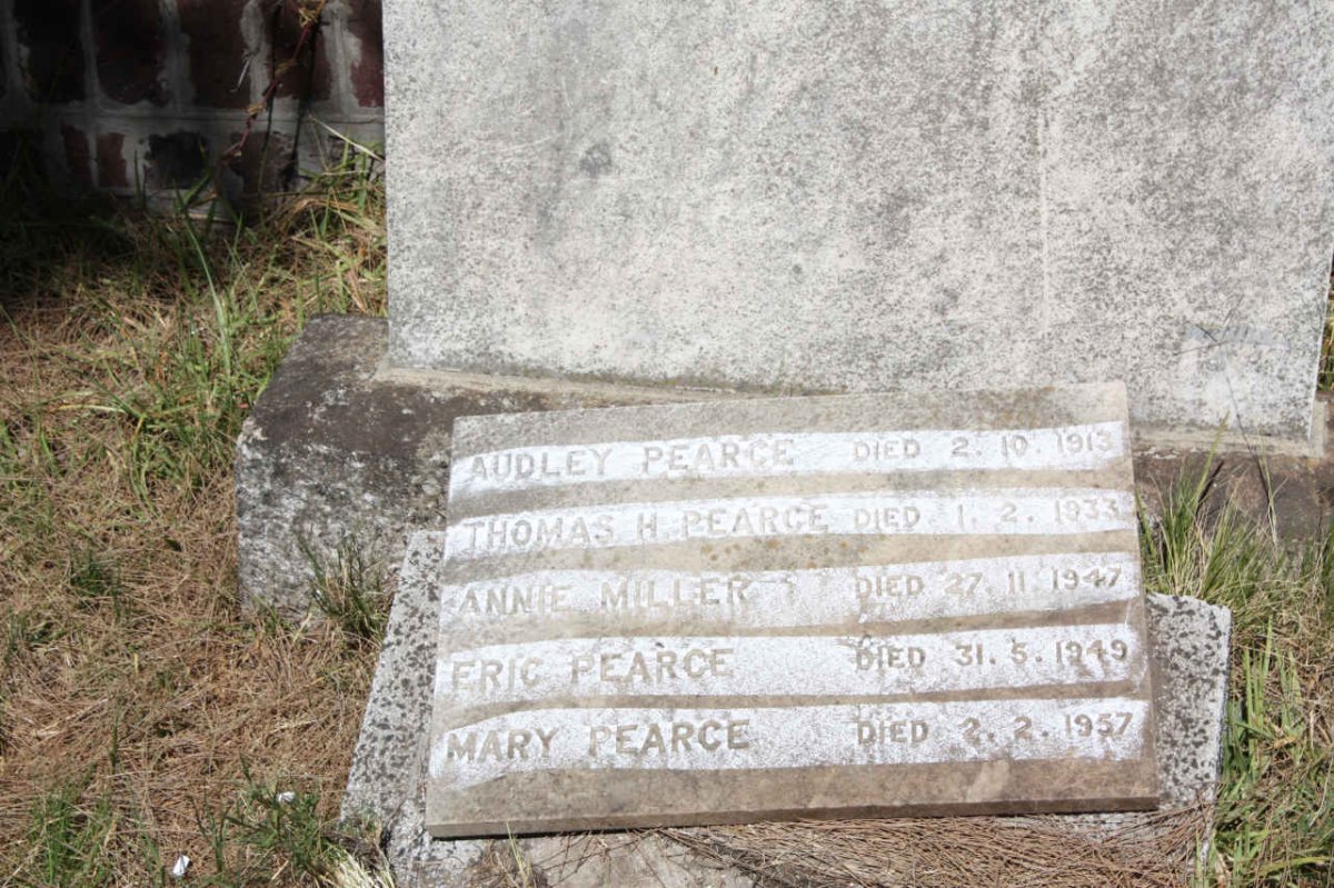 PEARCE Audley -1913 :: PEARCE Thomas H. -1933 :: PEARCE Eric -1949 :: PEARCE Mary -1957 :: MILLER Annie -1947