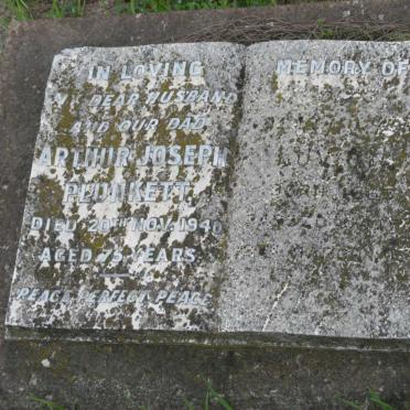 Arthur died 20 November 1940 aged 75 Years. The second persons dated are read as: Born in 1863 and died 12 March 1950.