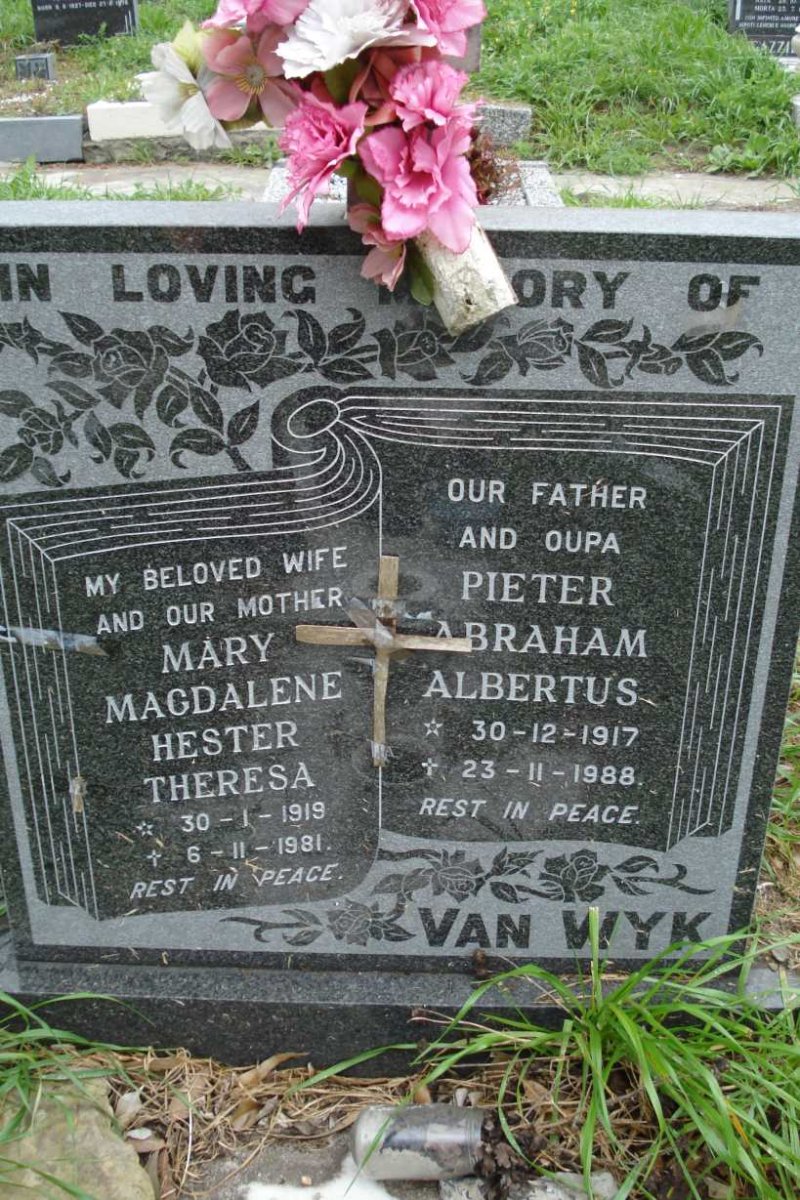 WYK Pieter Abraham Albertus, van 1917-1988 &amp; Mary Magdalene Hester Theresa 1919-1981