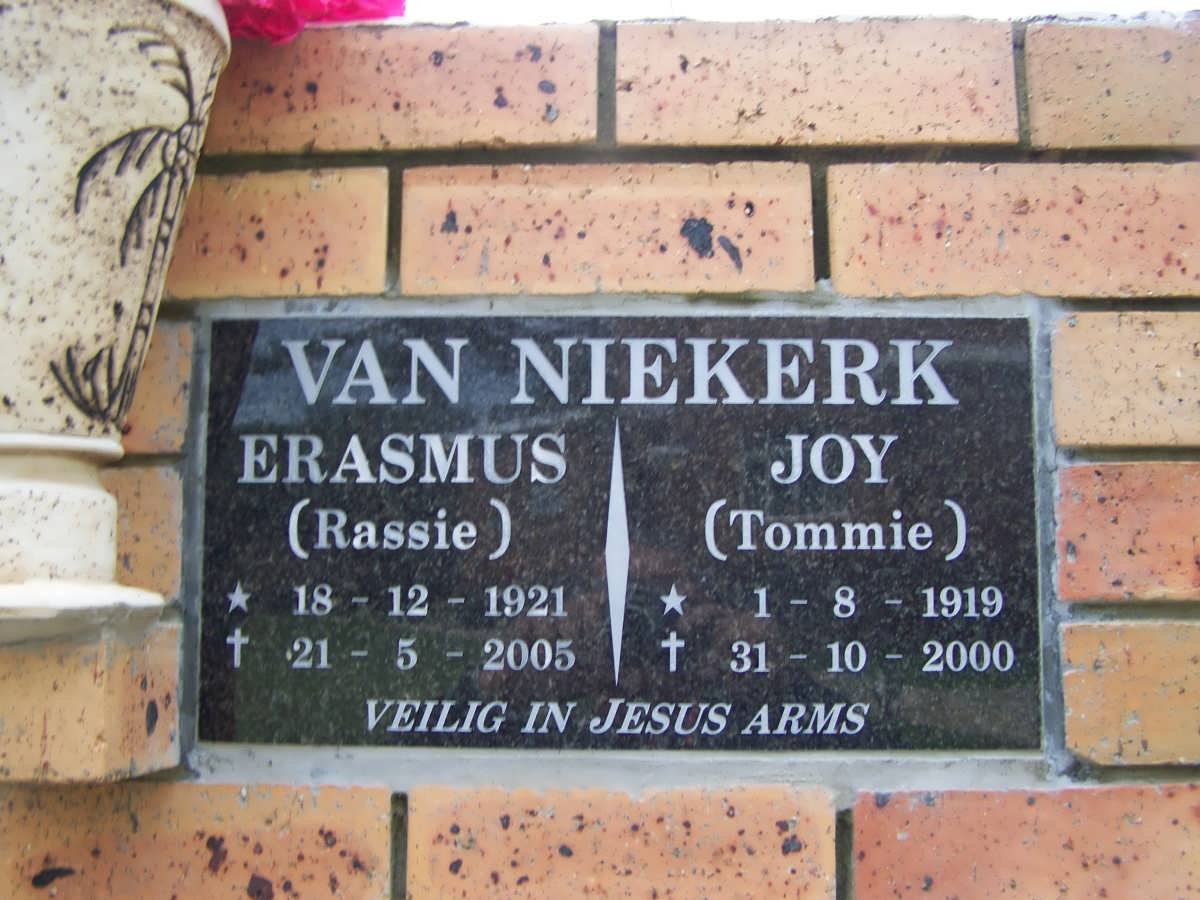NIEKERK Erasmus, 1921-2005 &amp; Joy 1919-2000