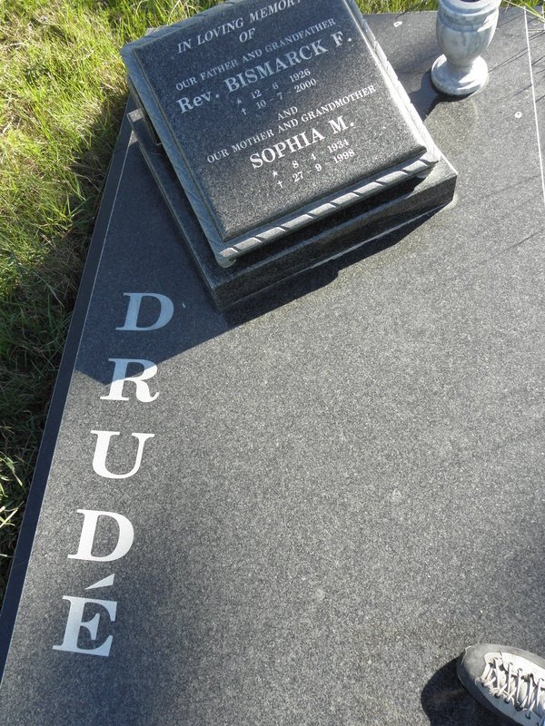 DRUDÉ Bismarck F. 1926-2000 &amp; Sophia M. 1934-1998