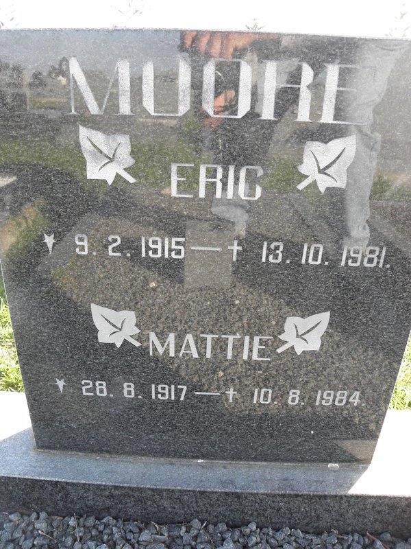 MOORE Eric 1915-1981 &amp; Mattie 1917-1984