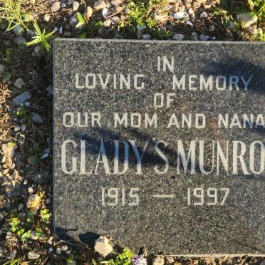MUNRO Gladys 1915-1997