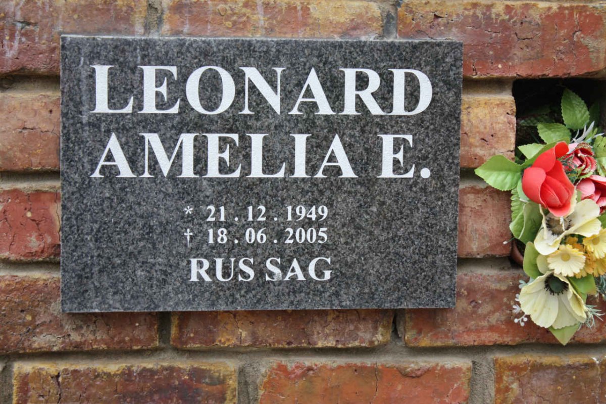 LEONARD Amelia E. 1949-2005