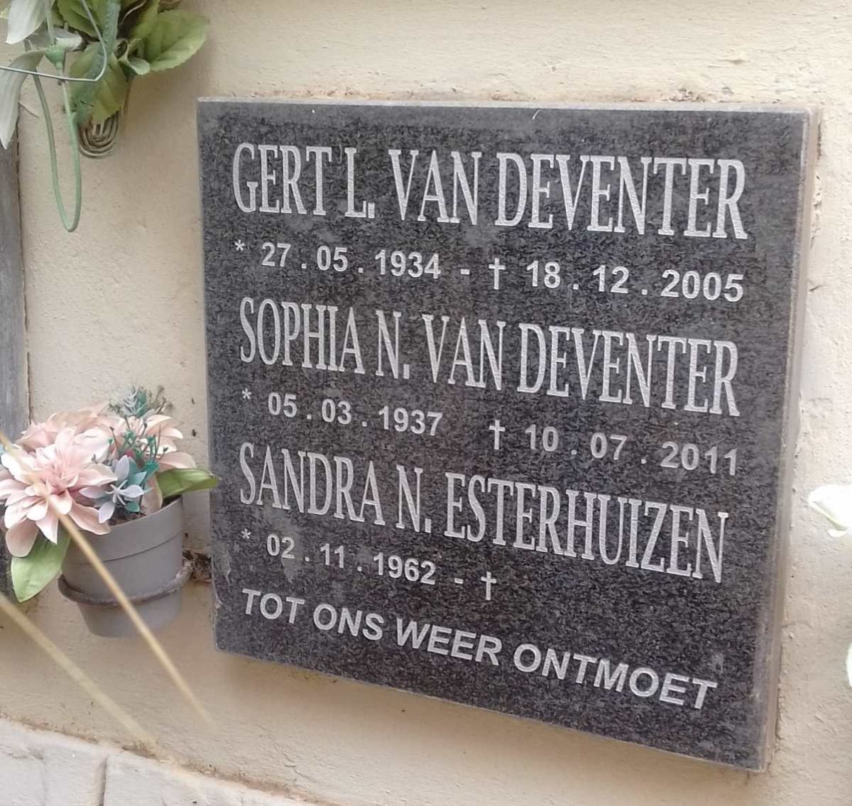 DEVENTER Gert L., van 1934-2005 &amp; Sophia N. 1937-2011 :: ESTERHUIZEN Sandra N. 1962-
