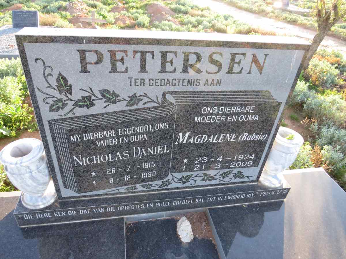 PETERSEN Nicholas Daniel 1915-1990 & Magdalene 1924-2009