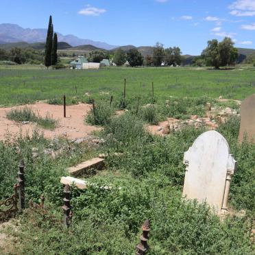 Western Cape, OUDTSHOORN district, Middelplaas, Rietvalley 76_2, farm cemetery