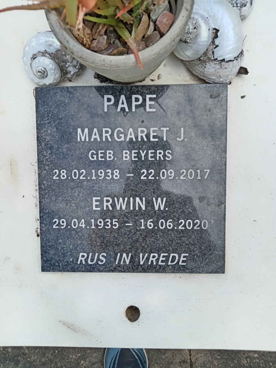 PAPE Erwin W. 1935-2020 &amp; Margaret J. BEYERS 1938-2017