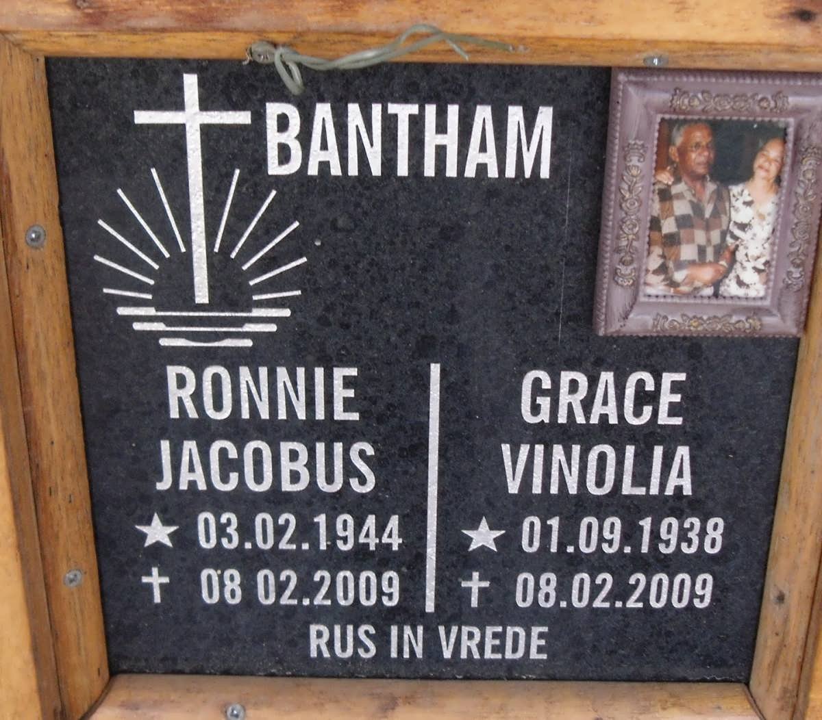 BANTHAM Ronnie Jacobus 1944-2009 &amp; Grace Vinolia 1938-2009