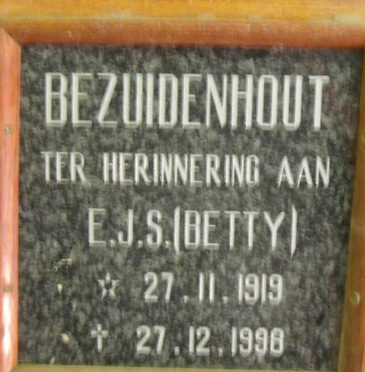 BEZUIDENHOUT E.J.S. 1919-1998