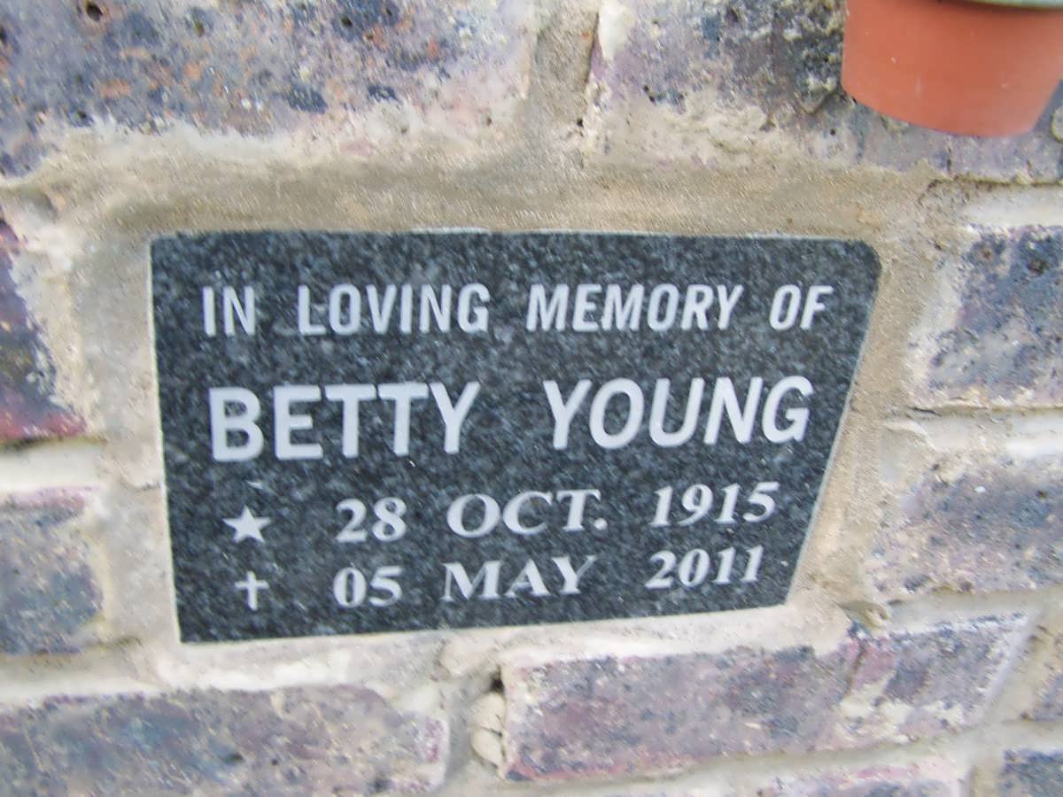 YOUNG Betty 1915-2011