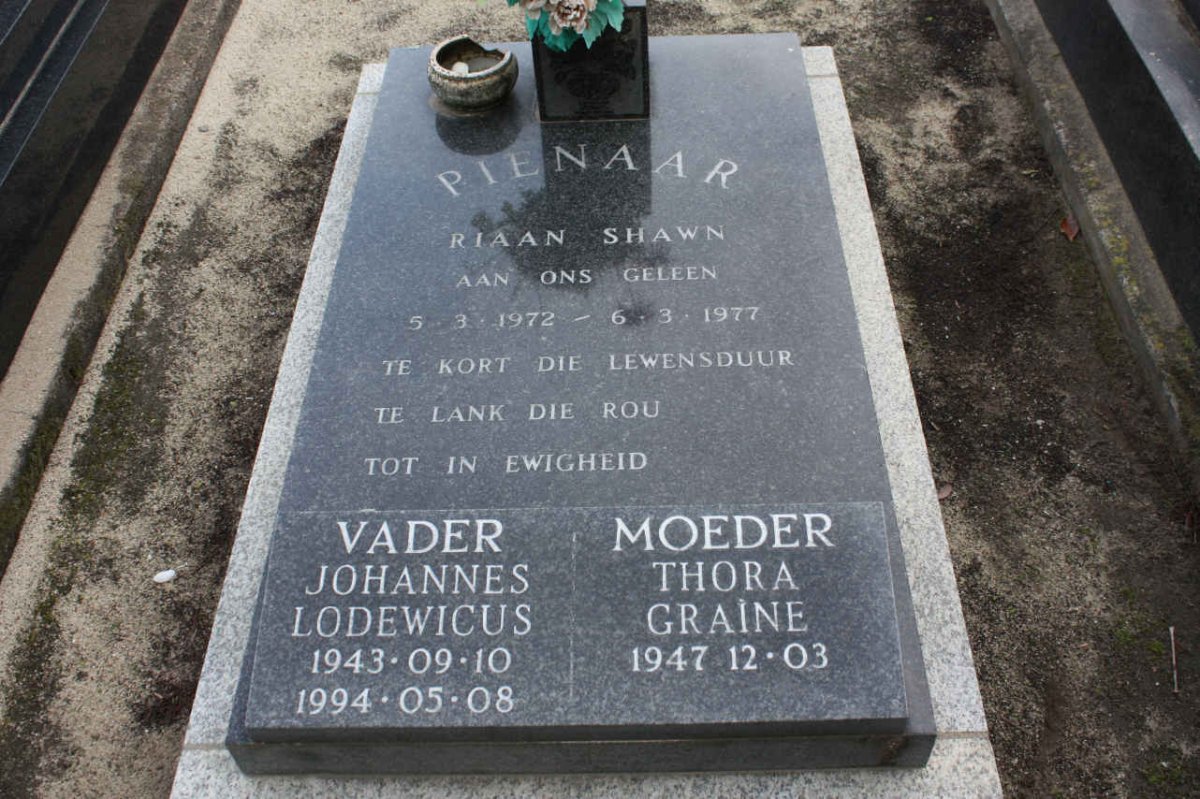 PIENAAR Johannes Lodewicus 1943-1994 &amp; Thora Graine 1947-