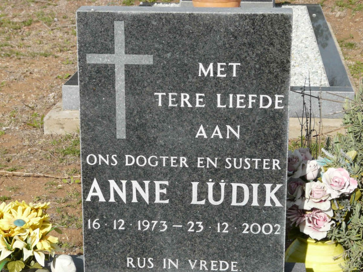 LUDIK Anne 1973-2002