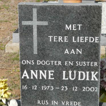 LUDIK Anne 1973-2002