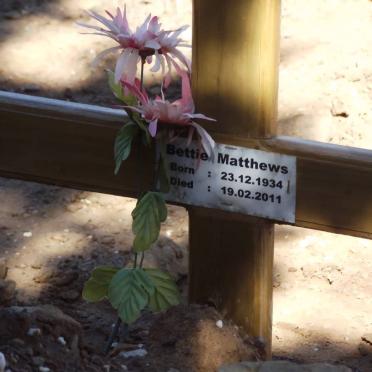 MATTHEWS Bettie 1934-2011