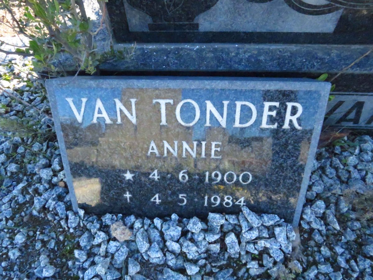TONDER Annie, van 1900-1984