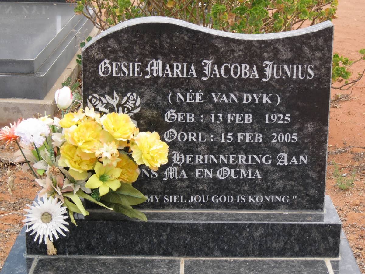 JUNIUS Gesie Maria Jacoba nee VAN DYK 1925-2005