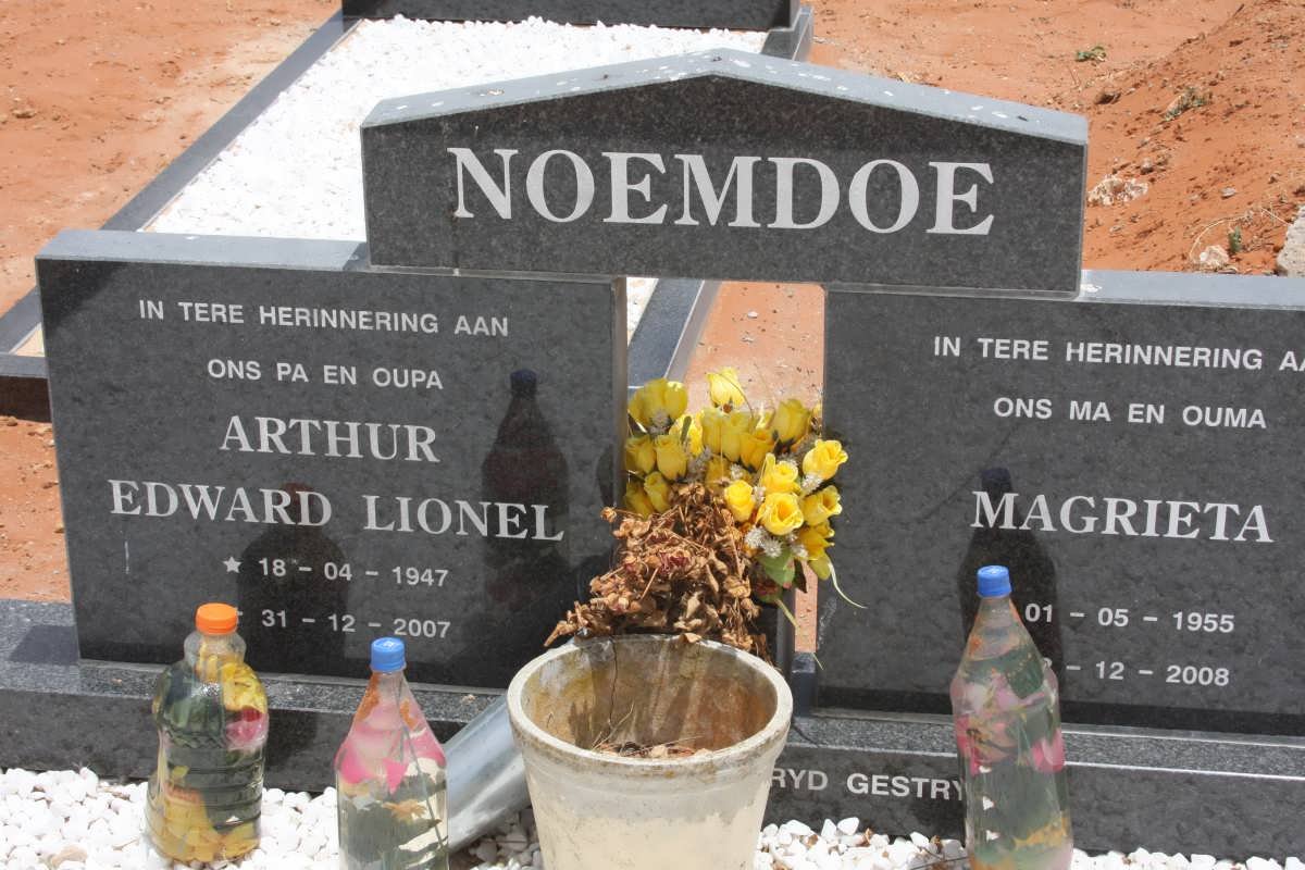 NOEMDOE Arthur Edward Lionel 1947-2007 &amp; Magrieta 1955-2008
