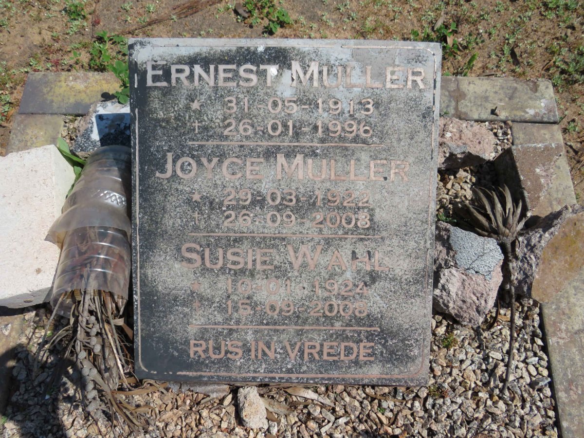 MULLER Ernest 1913-1996 &amp; Joyce 1922-2008 :: WAHL Susie 1924-2008