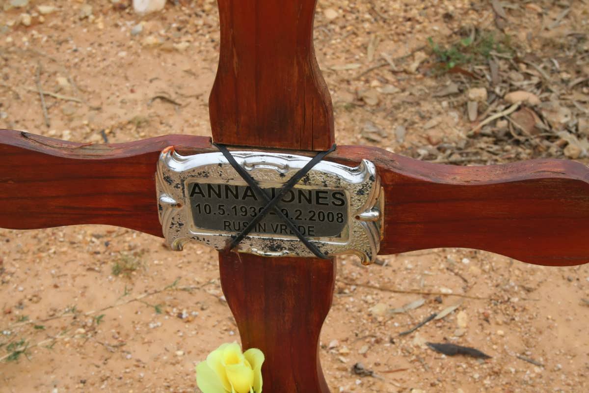 JONES Anna 193?-2008