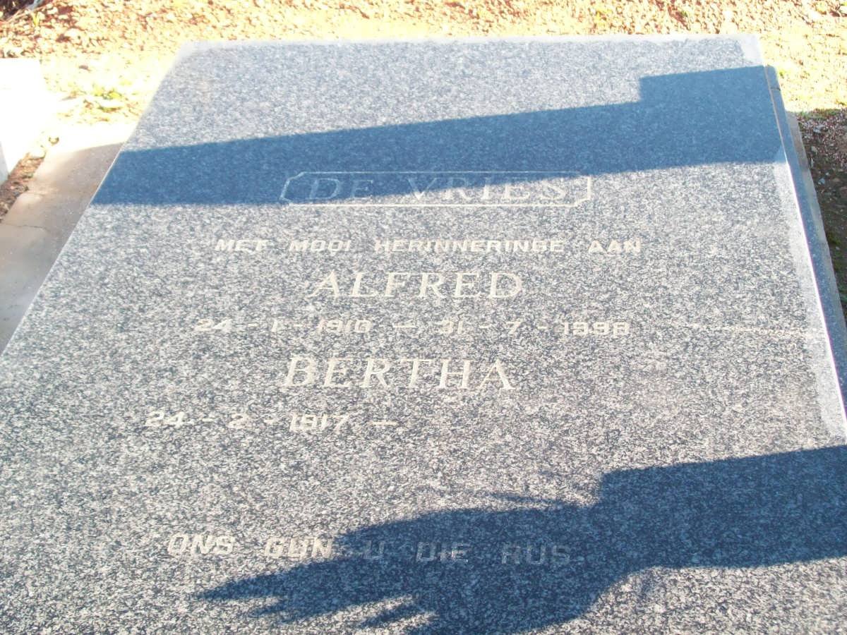 VRIES Alfred, de 1910-1998 &amp; Bertha 1917-