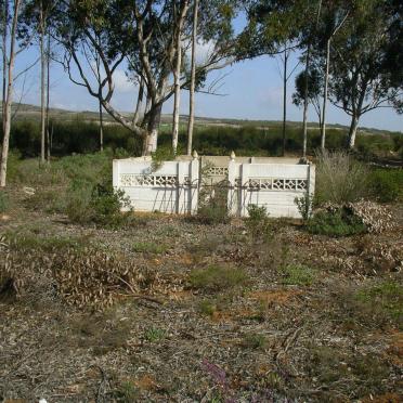 2. Begraafplaas reg oorkant Put Stop Kafee